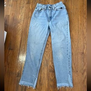 Vintage Levi jeans!! Style 512 slim fit tapered leg.